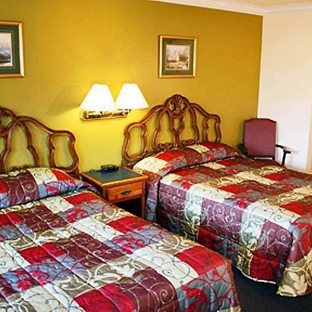 Motel 6 Cal Expo Sacramento McClellan Room photo